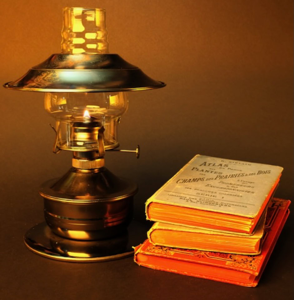 Petrol lamp books - Бензинова лампа та книги