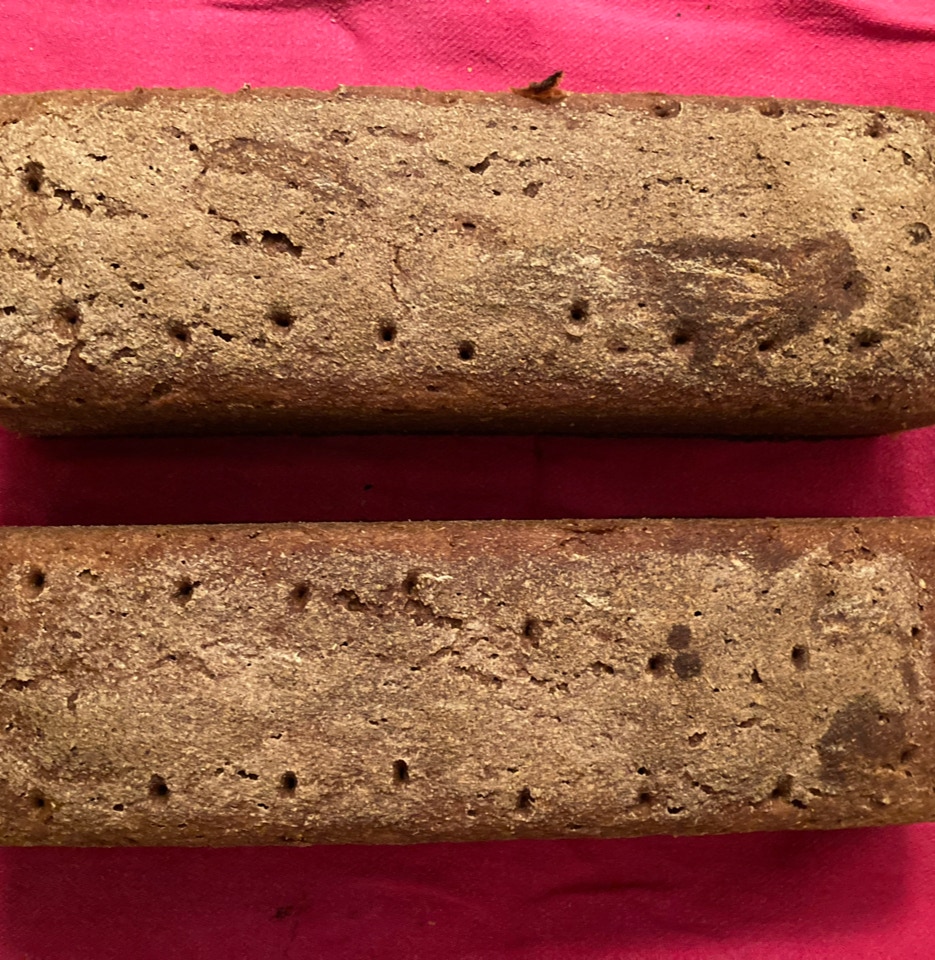 Varme rugbroed warm rye bread