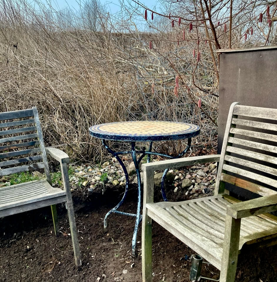 Cozy corner - Старі садові меблі